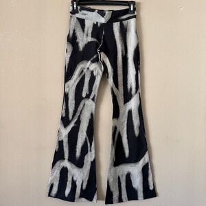NWT Maurie + Eve Black & White Abstract Printed Flare Bottom Pants size XS